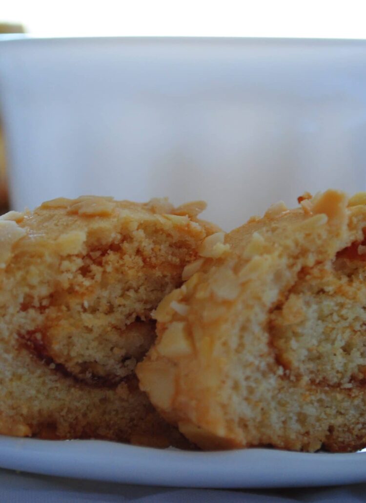 Feqqas à la confiture et aux amandes effilées