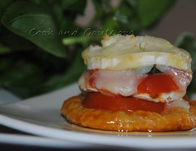 Feuilletés aux tomates, basilic et fromage de chèvre