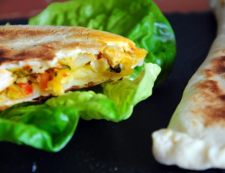 Cheese nann au blanc de poulet, légumes et colombo