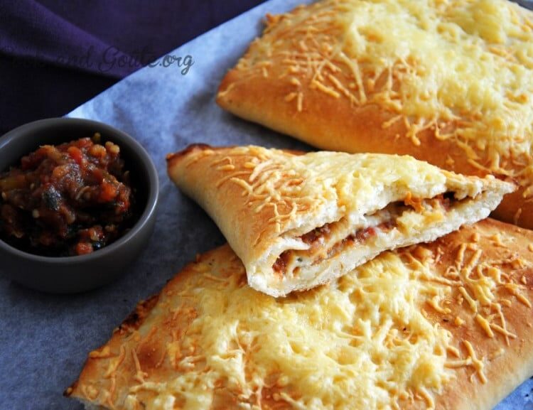 Pizza calzone mozzarella et caviar d’aubergine