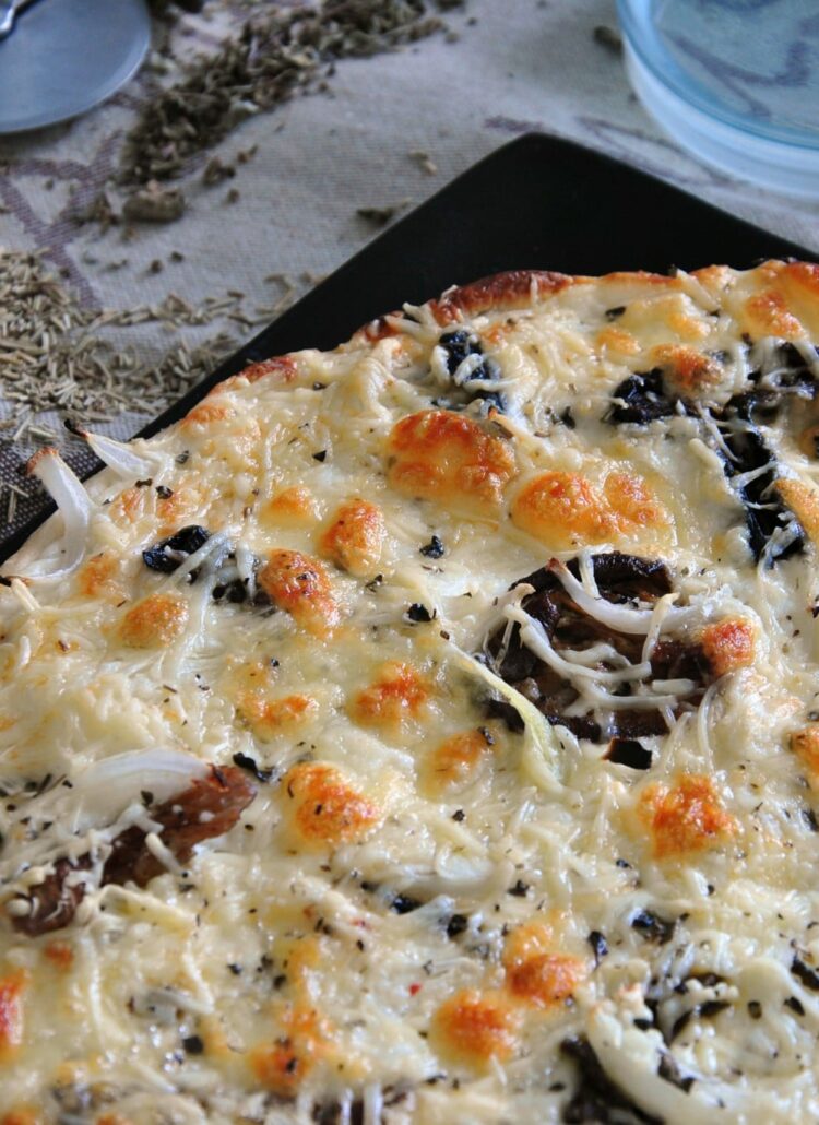 Pizza sauce blanche aux oignons et champignons