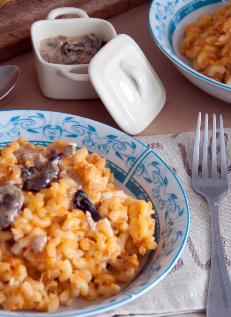 Gratin de coquillettes, sauce tomate et crème aux champignons