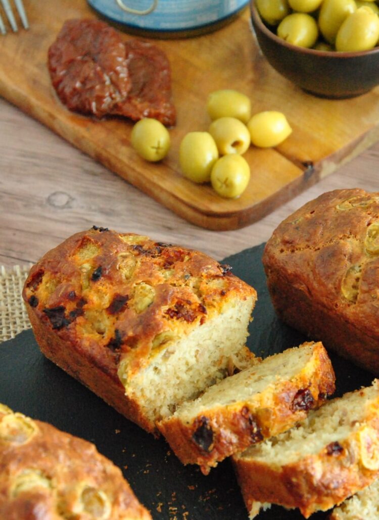 Cake salé au thon, olives et aux tomates sechées