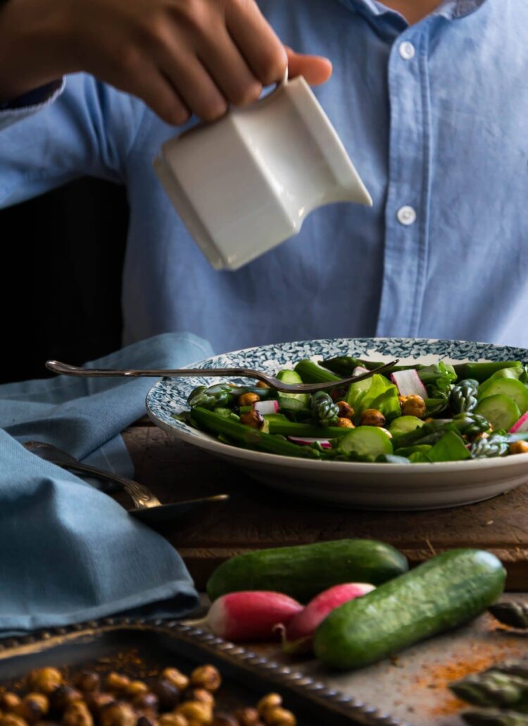 Salade tendance, asperges et pois chiches grillés