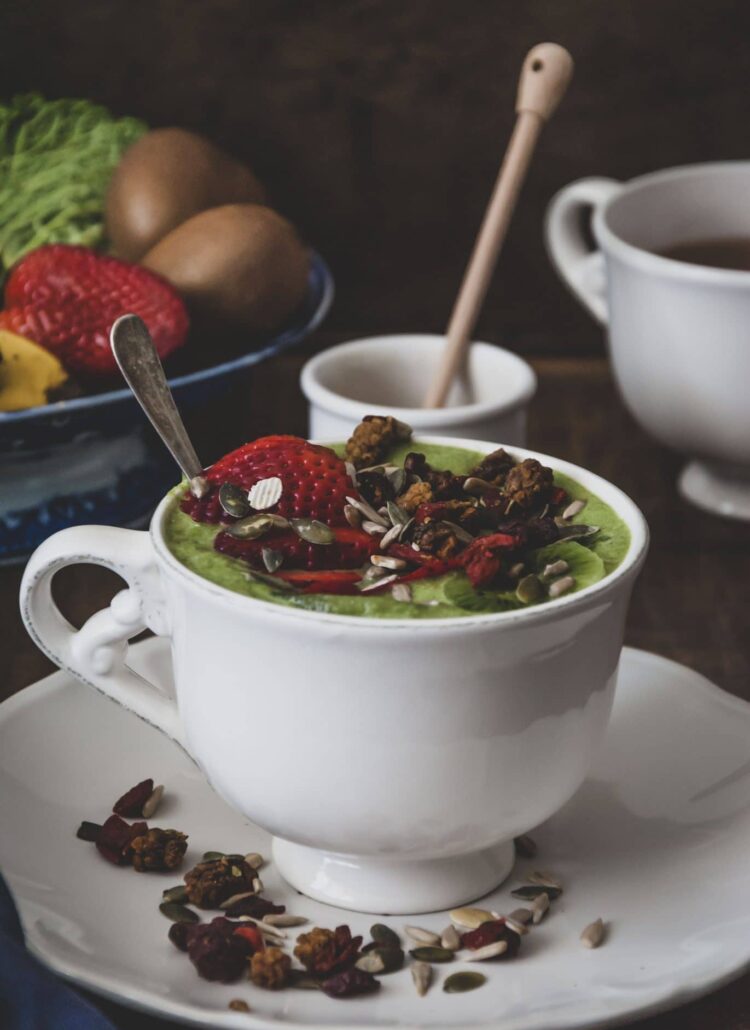 Smoothie bowl au chou kale, banane et pommes