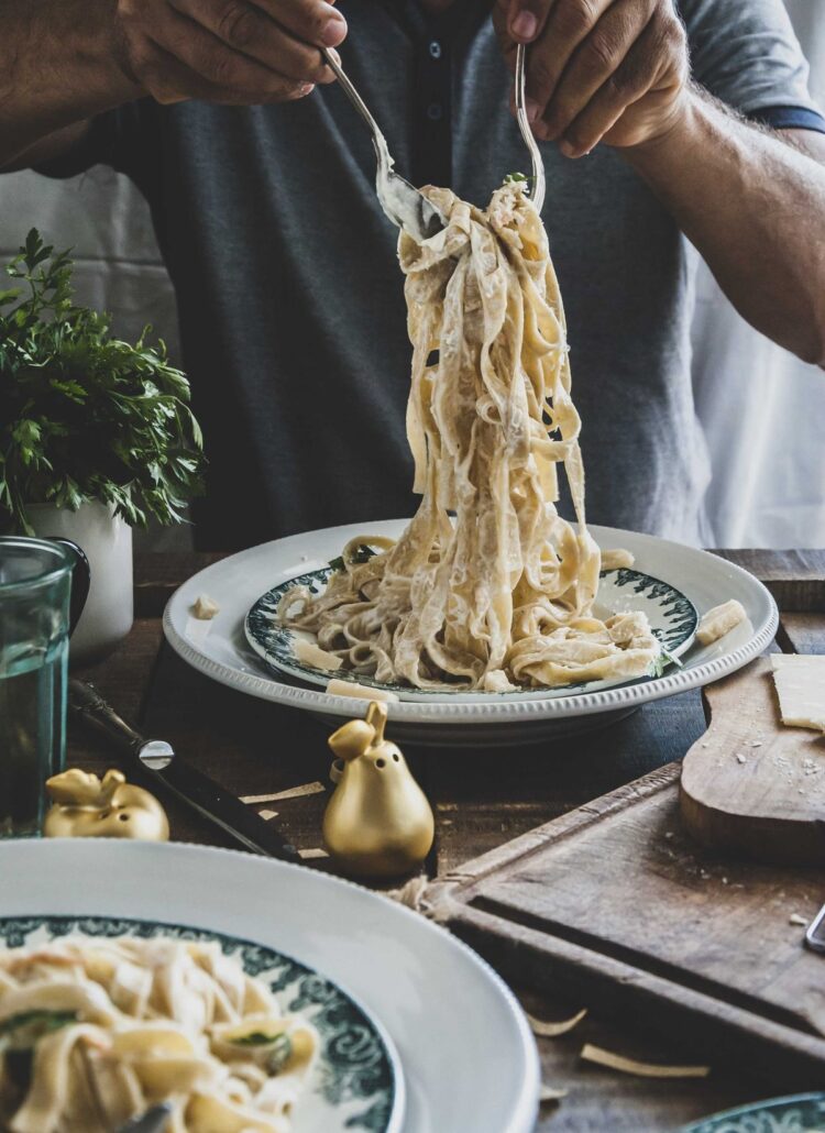 Tagliatelles en sauce crémeuse au saumon et parmesan