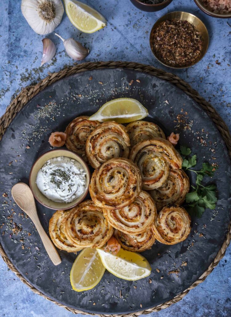 Roulés feuilletés au saumon et fromages