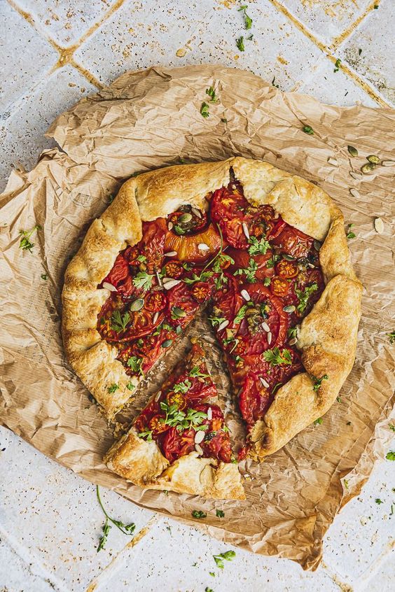 Tarte rustique à la tomate et sauce aigre-douce