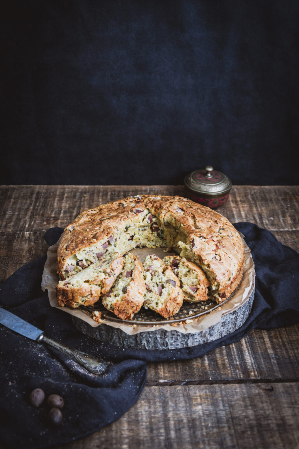 cake salé aux épices et charcuterie