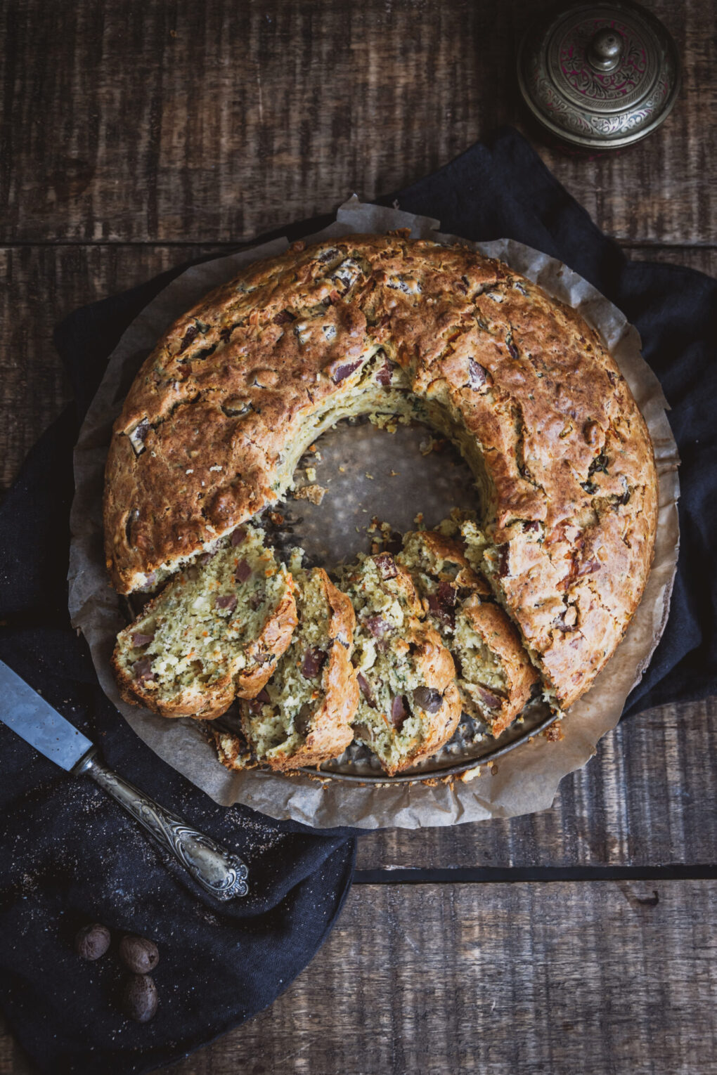 cake salé aux épices et charcuterie